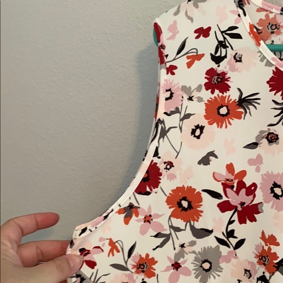 NWT! Jones New York floral, twisted front blouse - Picture 6 of 12